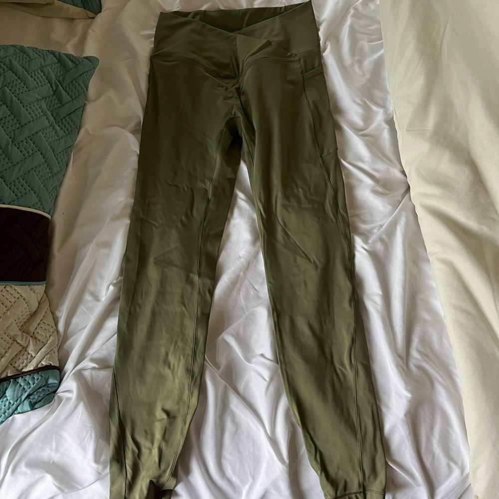 Leggings with v waist line and pockets